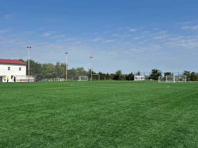Vand club de fotbal juvenil cu doua baze sportive